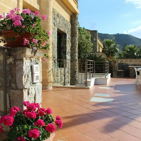 Hébergement de vacances Seaside In With Pool Beaches And Large Terrace *